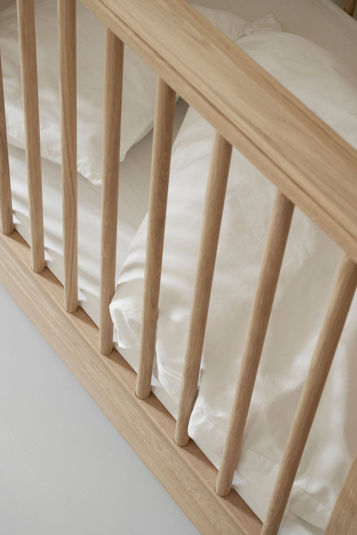 Oliver Furniture Wood Mini+ Cot Bed Incl. Junior Kit Oak – close-up detail