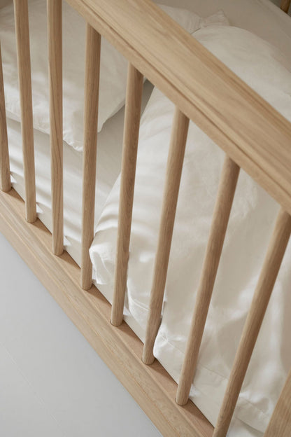 Oliver Furniture Wood Mini+ Cot Bed Incl. Junior Kit Oak – close-up detail