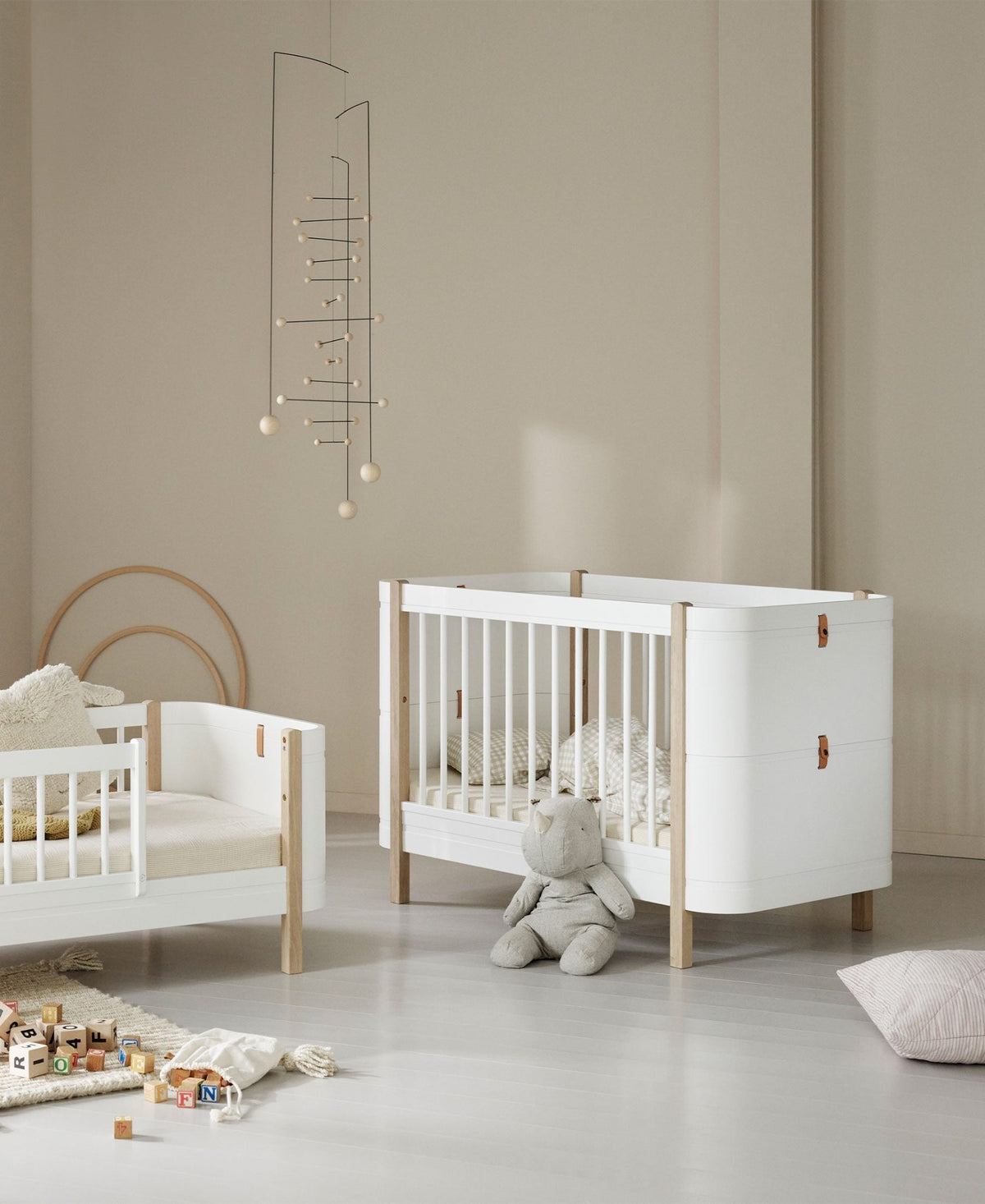 Oliver Furniture Wood Mini+ Cot Bed, white/oak – detail of the leather strap headboard