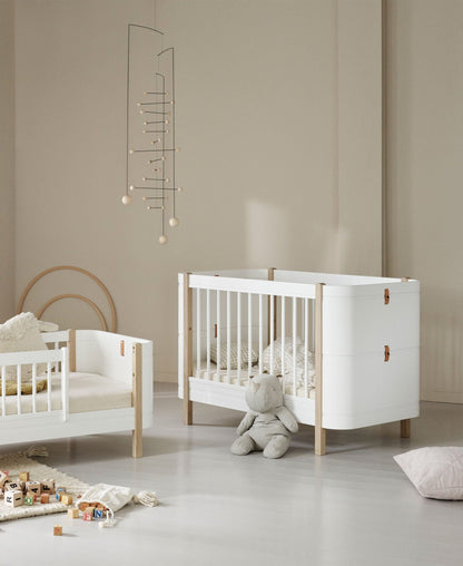 Oliver Furniture Wood Mini+ Cot Bed, white/oak – detail of the leather strap headboard