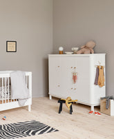 Oliver Furniture 3-deurs cupboard in wit. 