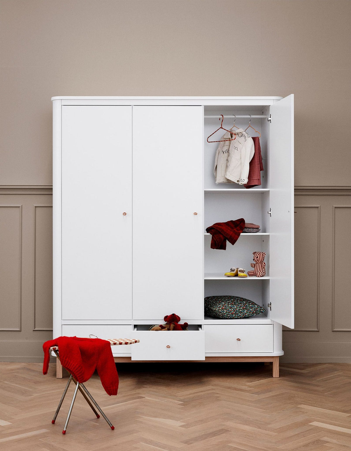 Oliver Furniture Wood Wardrobe 3 Doors, white/oak – alternate angle