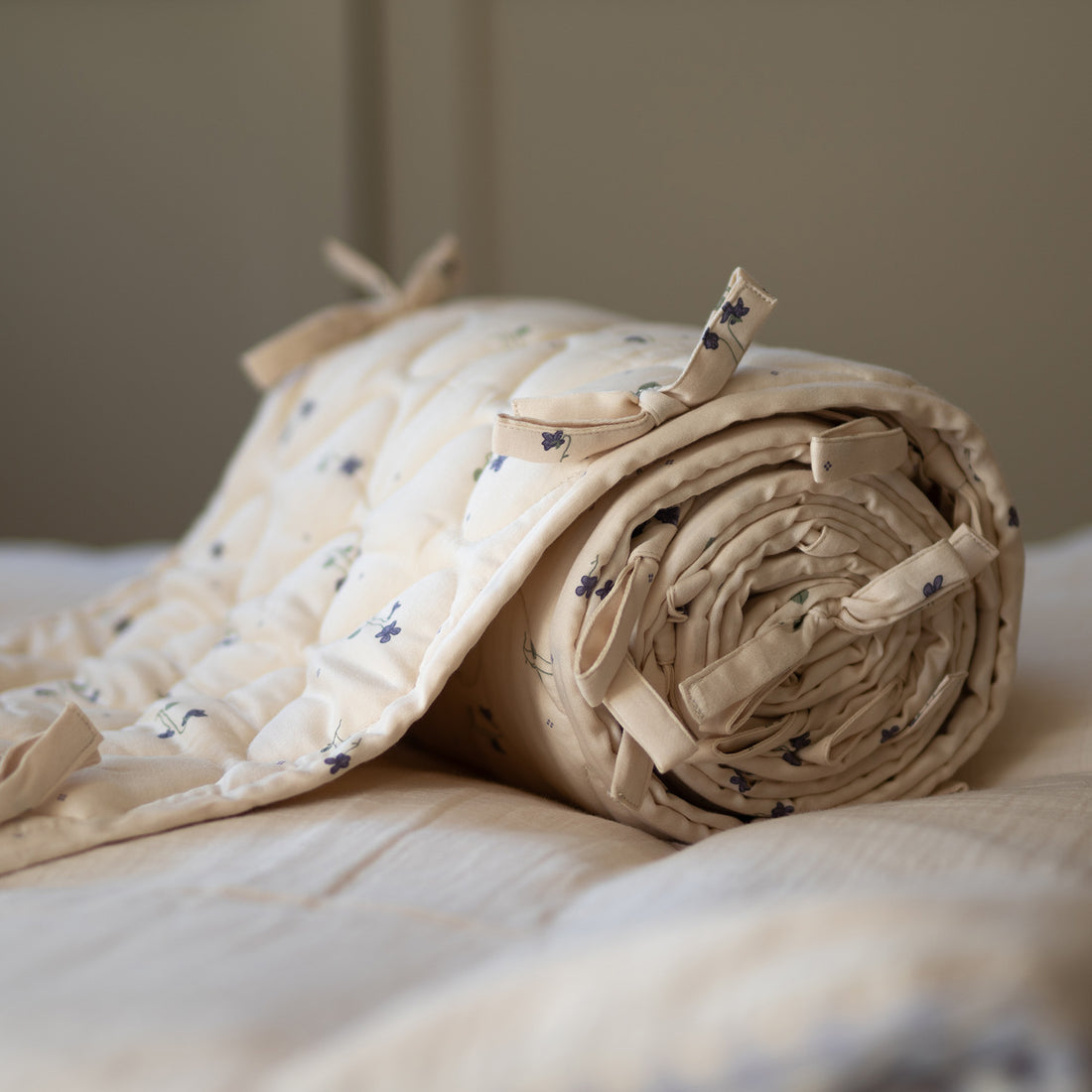 Satijnen Gewatteerde Wiegbumper – Viola