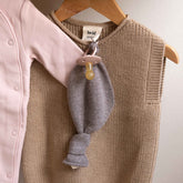 Hvid Titi Pacifier Holder Otter – merino wool pacifier holder, photo 2
