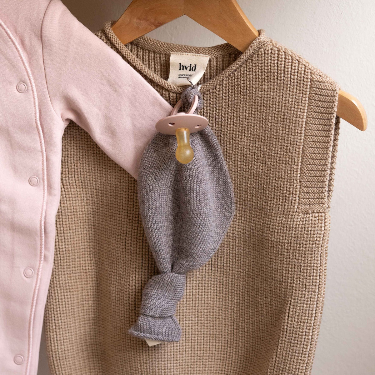 Hvid Titi Pacifier Holder Otter – merino wool pacifier holder, photo 2