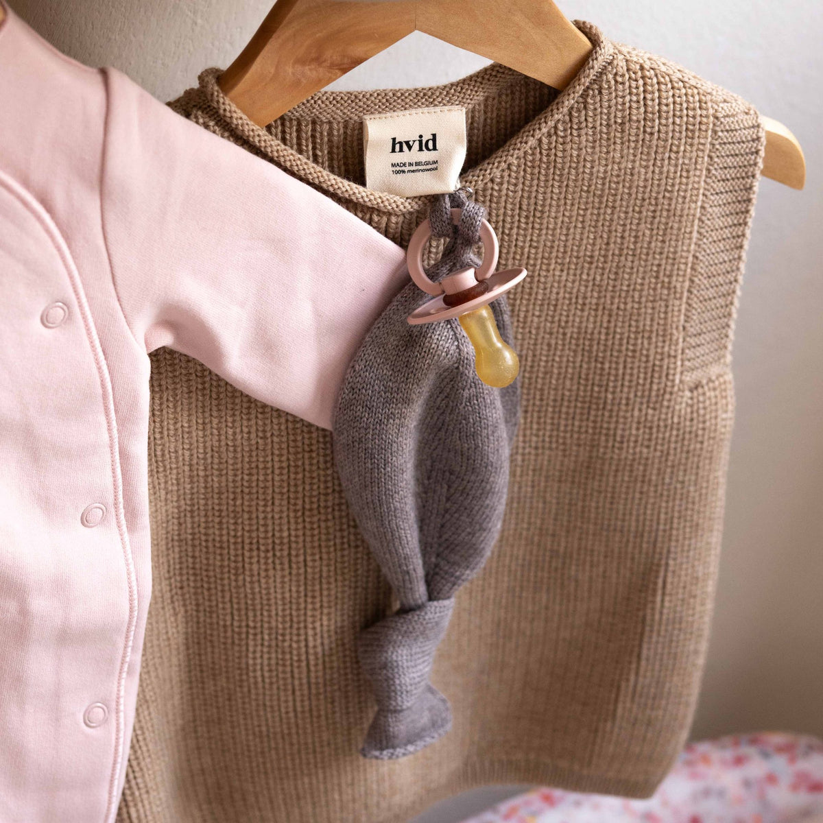 Hvid Harvey Vest Sand – merino wool vest, photo 2