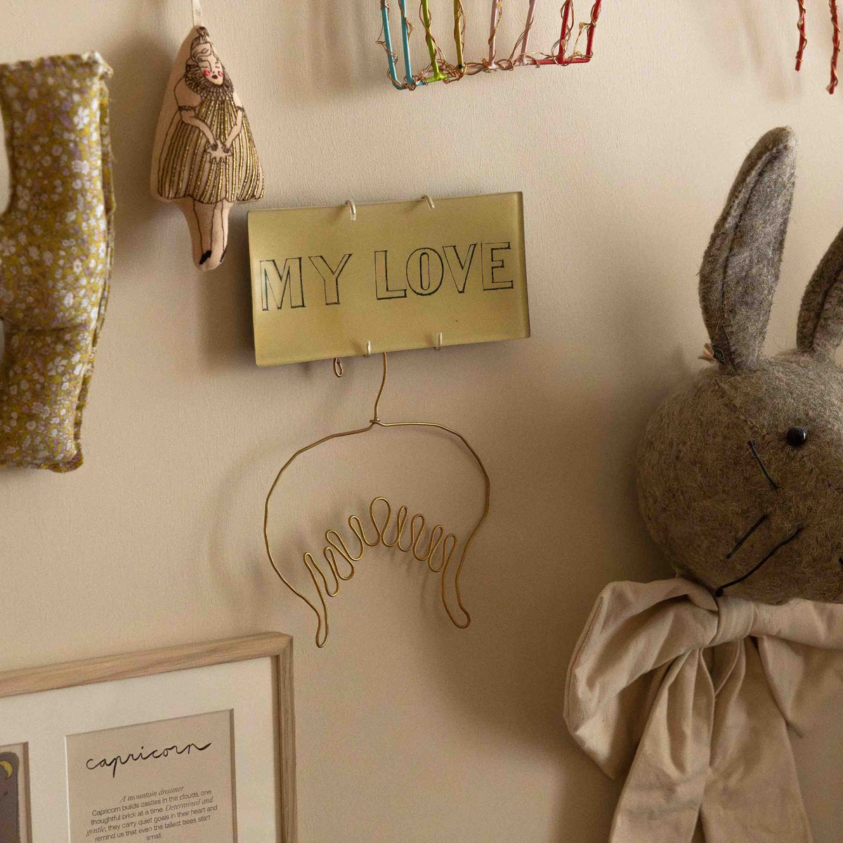 Handgemaakte gouden engelenvleugels van gebogen staaldraad, middelgroot formaat, Zoé Rumeau — decoratief wandobject voor de kinderkamer.