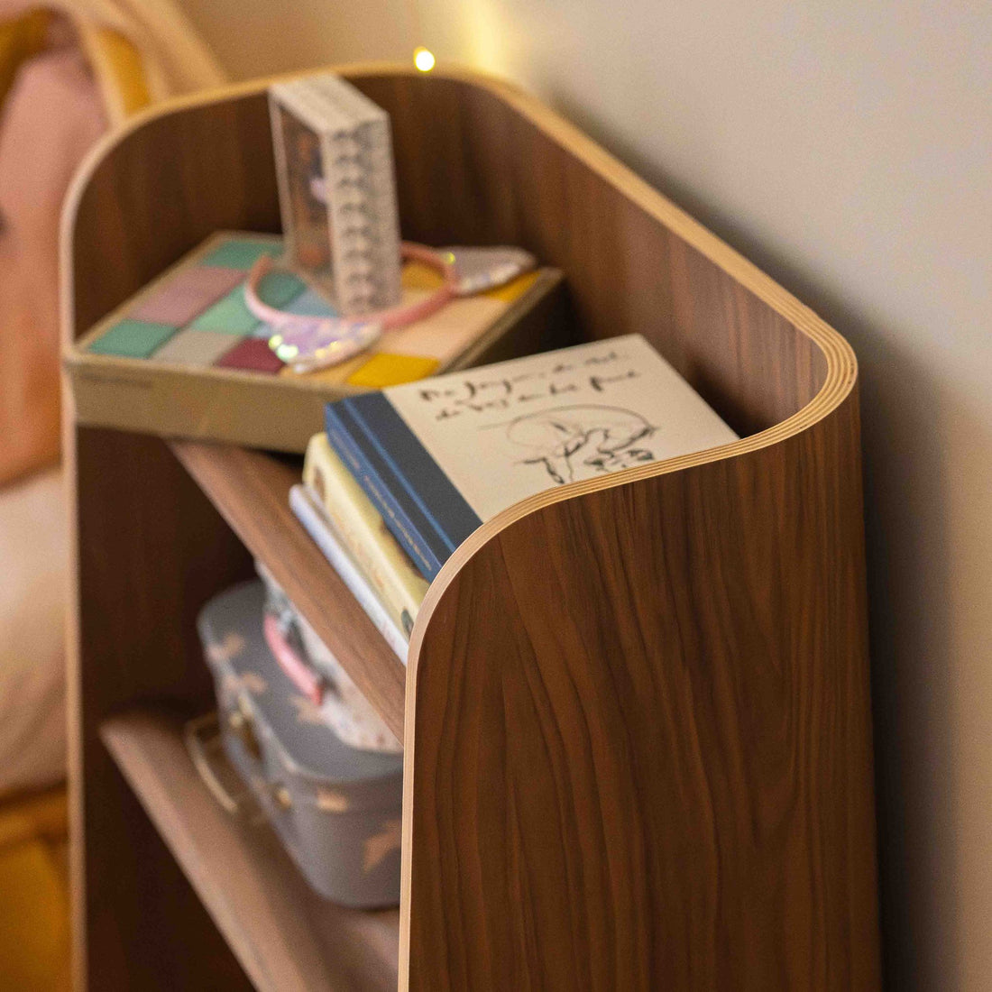 Curve Lab Small Curvy Bookcase Walnut – detail of the wavy shelves