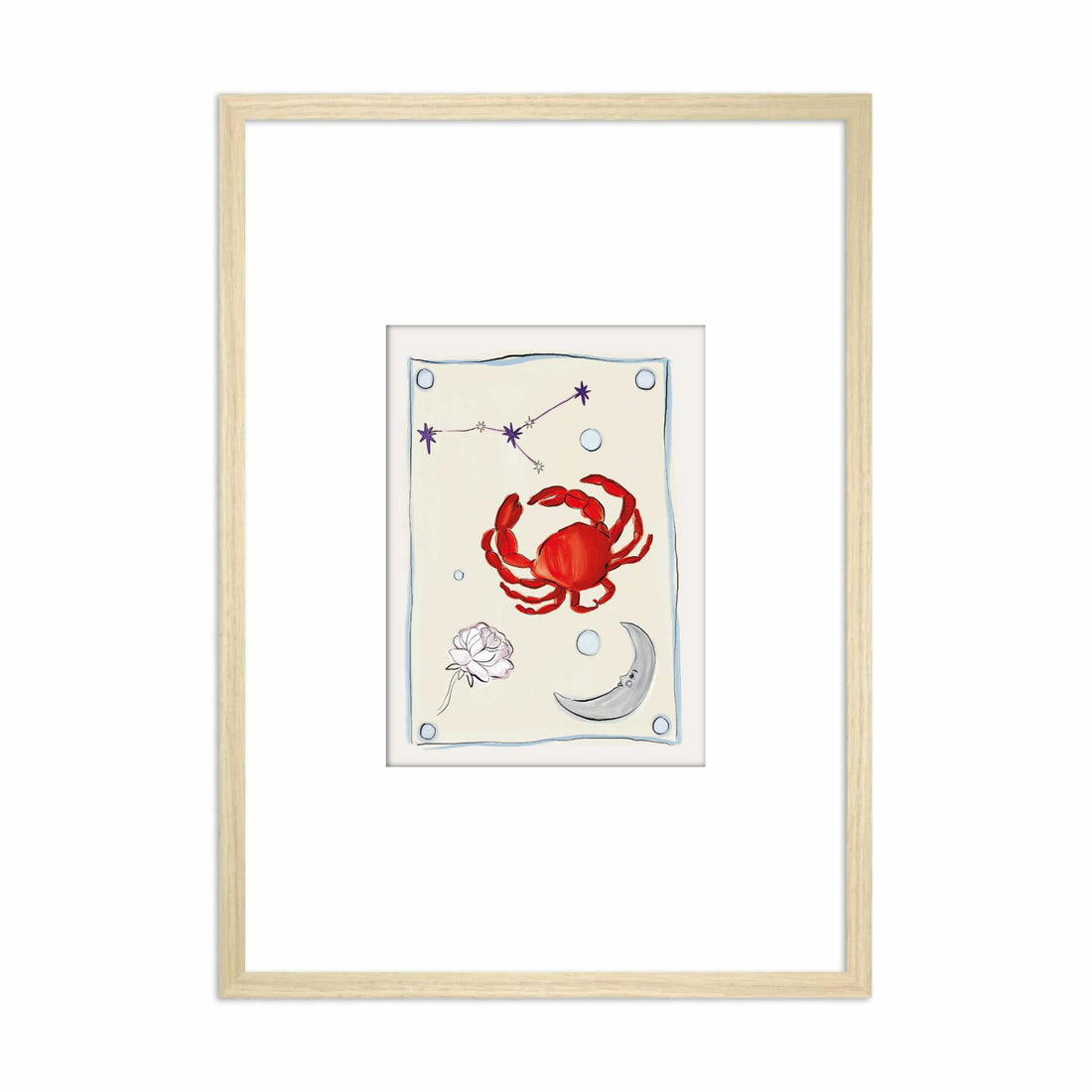 Ingelijste Hazel &amp; George Kreeft-poster met een rode krab, een zilveren maansikkel en een witte roos op een lichte achtergrond, in een lichte houten lijst