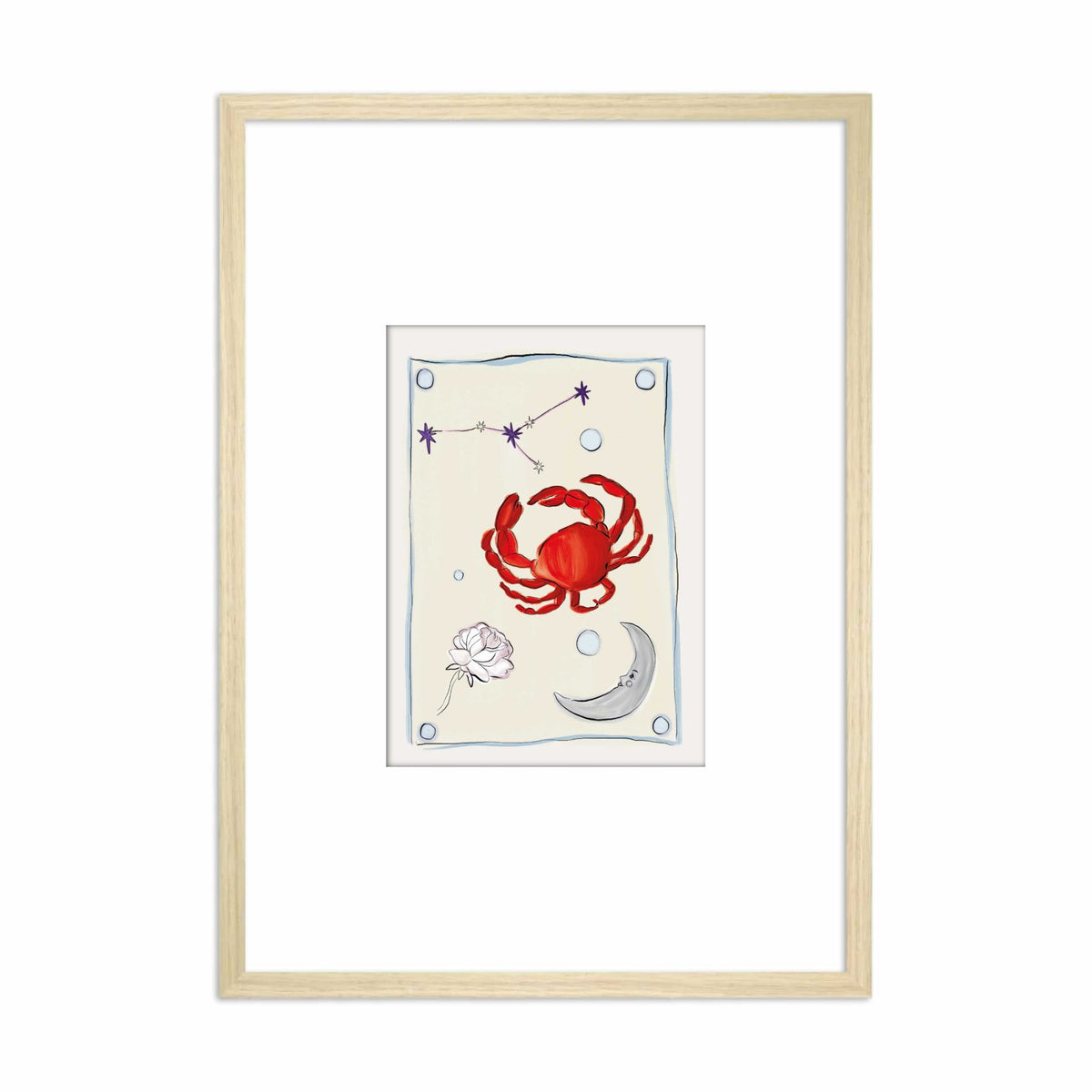 Ingelijste Hazel &amp; George Kreeft-poster met een rode krab, een zilveren maansikkel en een witte roos op een lichte achtergrond, in een lichte houten lijst