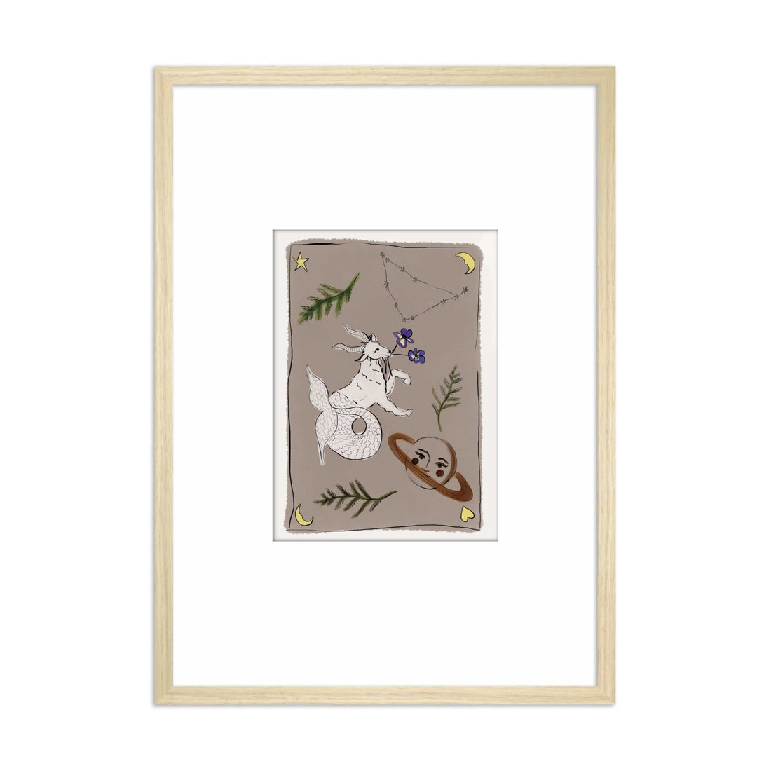Ingelijste Hazel &amp; George Steenbok-poster met een steenbok, de planeet Saturnus en bloemen op een taupe achtergrond, in een lichte houten lijst