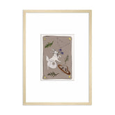 Ingelijste Hazel & George Steenbok-poster met een steenbok, de planeet Saturnus en bloemen op een taupe achtergrond, in een lichte houten lijst