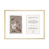 Ingelijste Hazel & George Steenbok-poster met twee panelen in één lichte houten lijst: links de illustratie met een steenbok, de planeet Saturnus en bloemen, rechts een tekstkaart met &