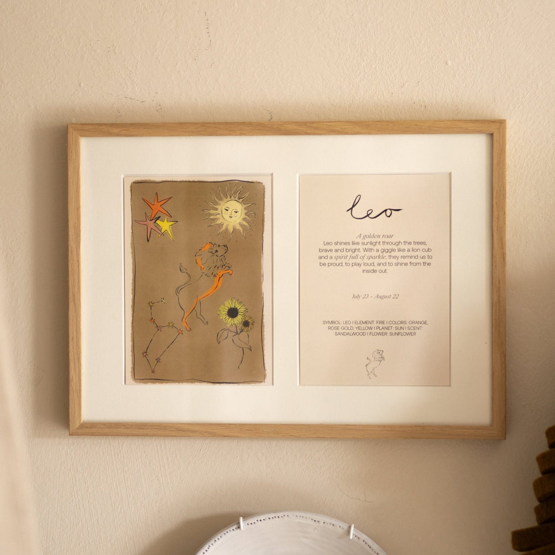 Ingelijste dubbele Hazel &amp; George Leeuw-poster aan de wand in een lichte houten lijst