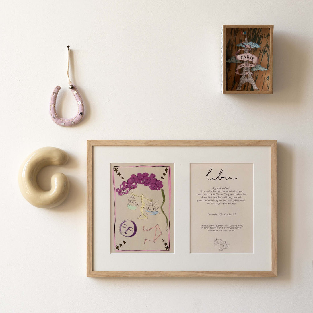 Ingelijste dubbele Hazel &amp; George Weegschaal-poster aan de wand, met decoratieve accessoires eromheen
