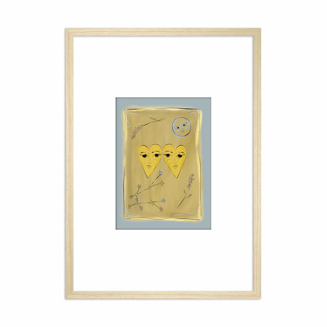 Ingelijste Hazel &amp; George Tweelingen-poster met twee gouden hartvormige gezichten en een kleine maan op een mosterdgele achtergrond, in een lichte houten lijst