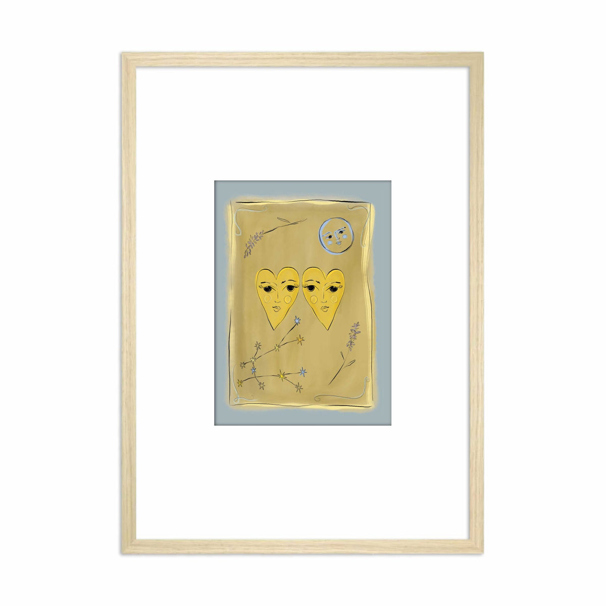 Ingelijste Hazel &amp; George Tweelingen-poster met twee gouden hartvormige gezichten en een kleine maan op een mosterdgele achtergrond, in een lichte houten lijst