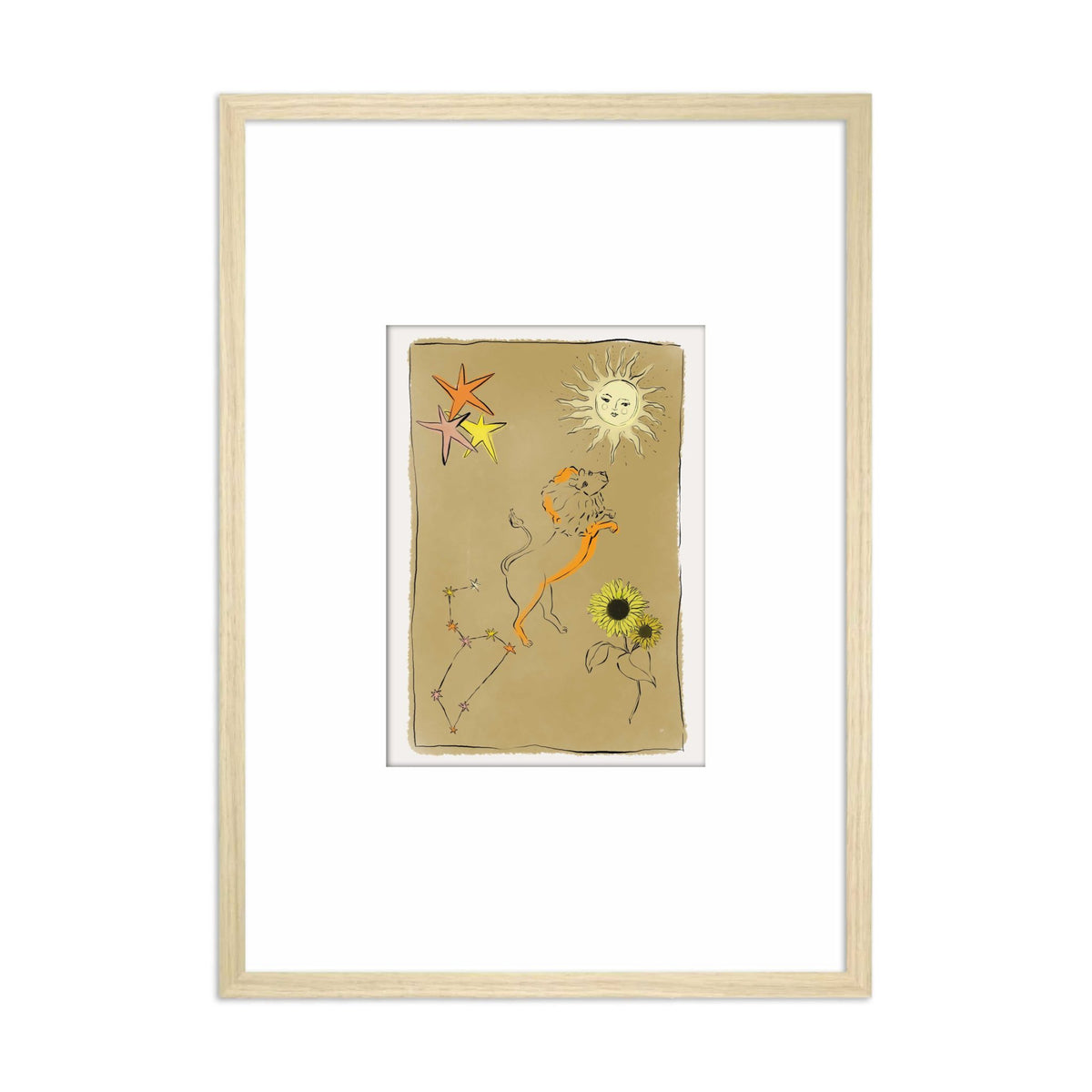 Ingelijste Hazel &amp; George Leeuw-poster aan de wand, met een leeuw, zon en sterren op een olijfgroene achtergrond, in een lichte houten lijst