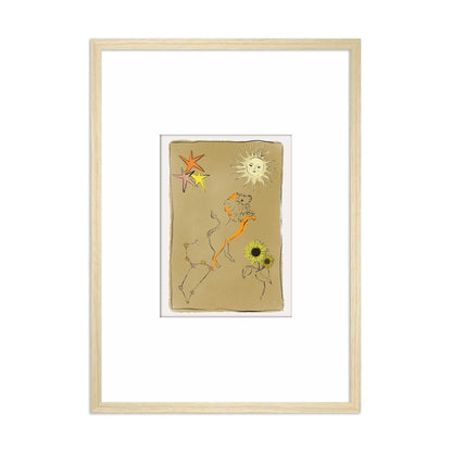 Ingelijste Hazel &amp; George Leeuw-poster aan de wand, met een leeuw, zon en sterren op een olijfgroene achtergrond, in een lichte houten lijst