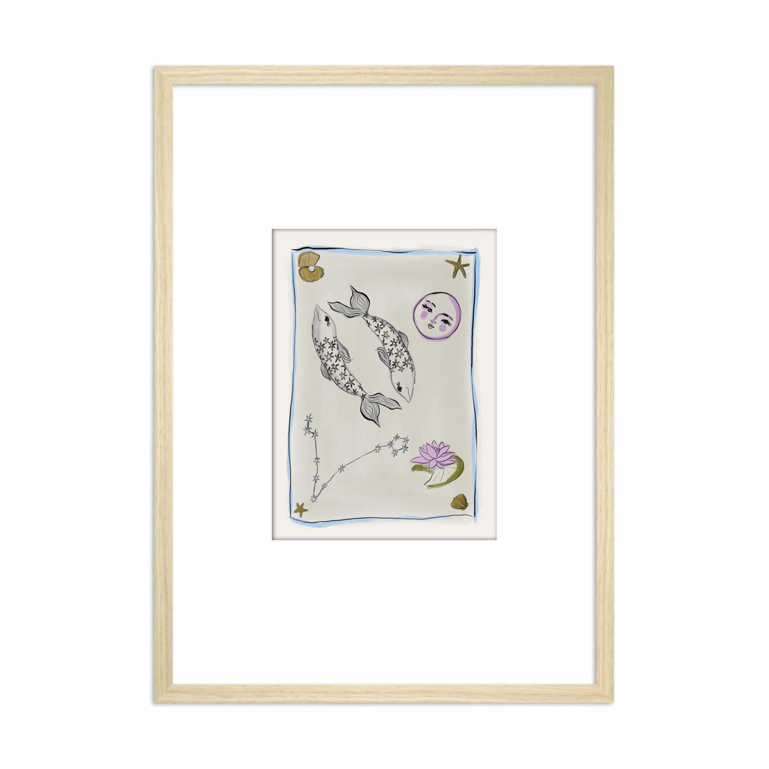 Ingelijste Hazel &amp; George Vissen-poster met twee gevlekte vissen, een maangezicht en een lotusbloem op een lichte achtergrond met blauwe rand, in een lichte houten lijst