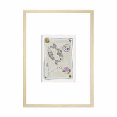 Ingelijste Hazel & George Vissen-poster met twee gevlekte vissen, een maangezicht en een lotusbloem op een lichte achtergrond met blauwe rand, in een lichte houten lijst