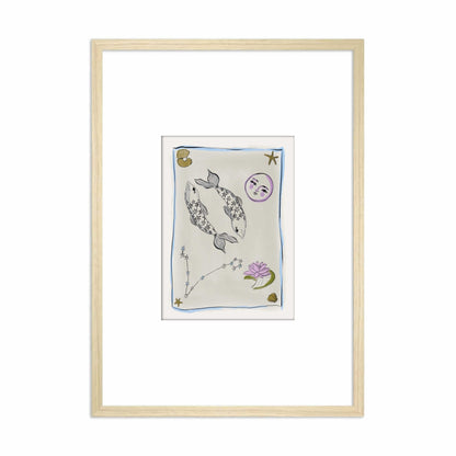 Ingelijste Hazel &amp; George Vissen-poster met twee gevlekte vissen, een maangezicht en een lotusbloem op een lichte achtergrond met blauwe rand, in een lichte houten lijst
