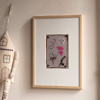 Ingelijste Hazel &amp; George Maagd-poster aan de wand in een kinderkamer, naast een zachte stoffen huisjesknuffel