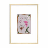 Ingelijste Hazel & George Maagd-poster met een engel, bloemen en een maangezicht op een lila achtergrond, in een lichte houten lijst