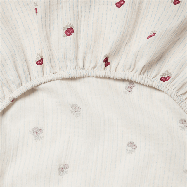 Detail van de Garbo &amp; Friends mousseline aankleedkussenhoes Rosehip met elastische rand en fijn gestreepte mousseline