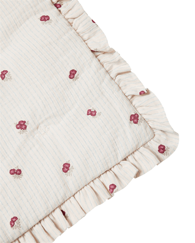 Detail of the Garbo &amp; Friends Muslin Filled Blanket Rosehip showing the quilted muslin and ruffled edge