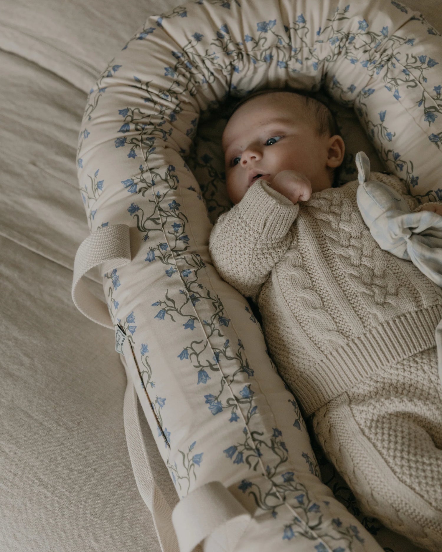 Babynest Bell Flower, organisch katoen | Draagbaar &amp; verstelbaar