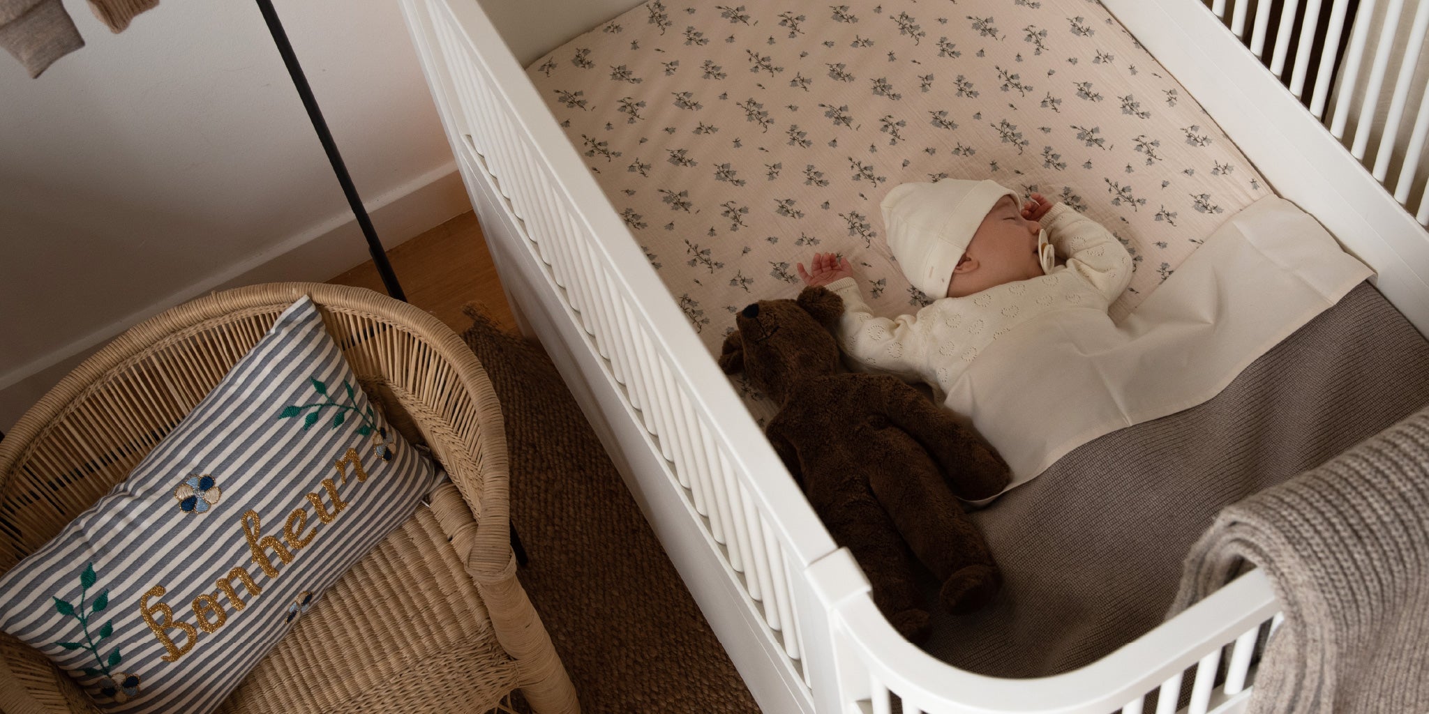 How to set clearance up a baby cot