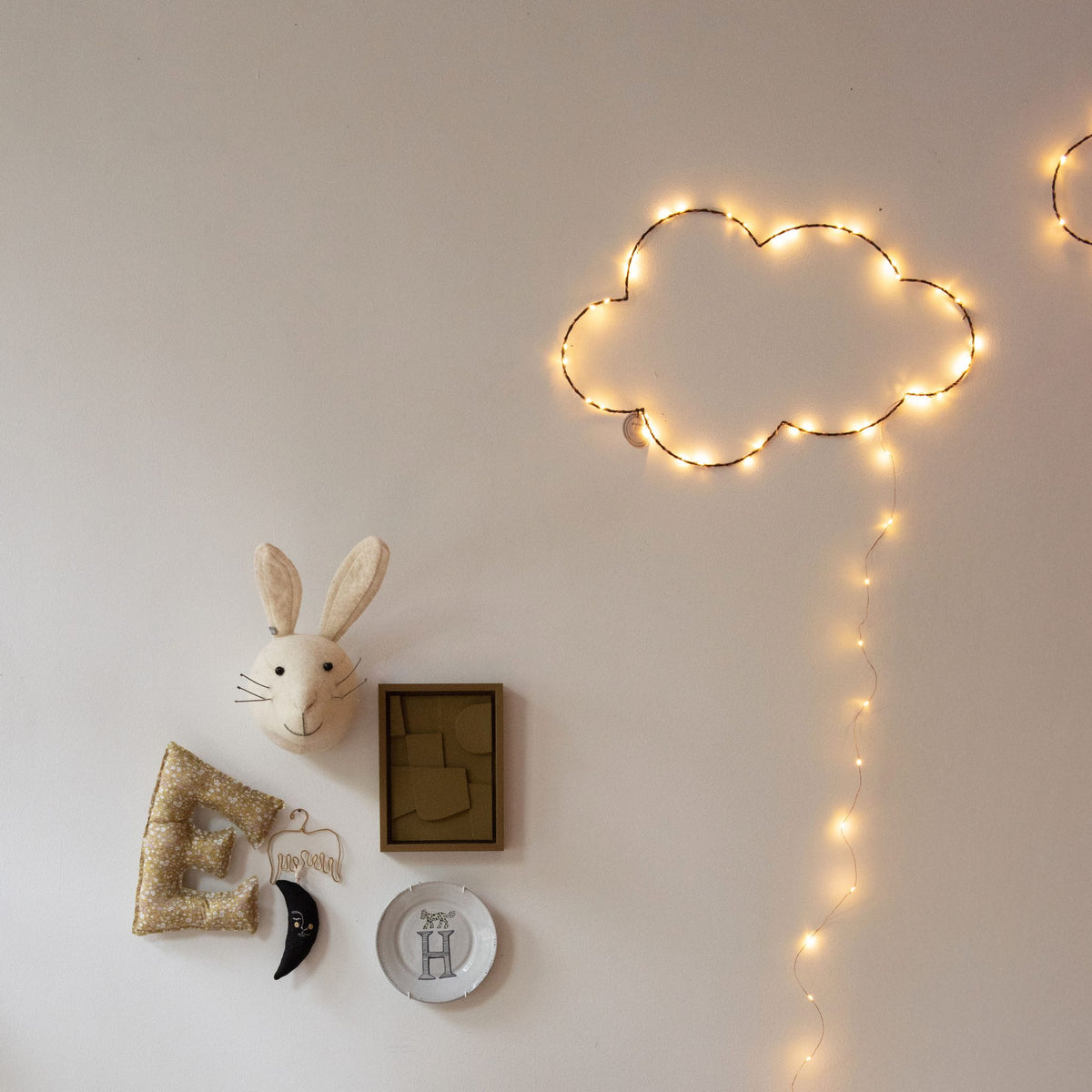 Handgemaakte zwarte wandlamp in de vorm van een wolk, met koperkleurige LED-verlichting, Zoé Rumeau — sfeervol nachtlampje voor de kinderkamer.