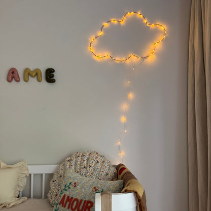Handgemaakte zwarte wandlamp in de vorm van een wolk, met koperkleurige LED-verlichting, Zoé Rumeau — sfeervol nachtlampje voor de kinderkamer.