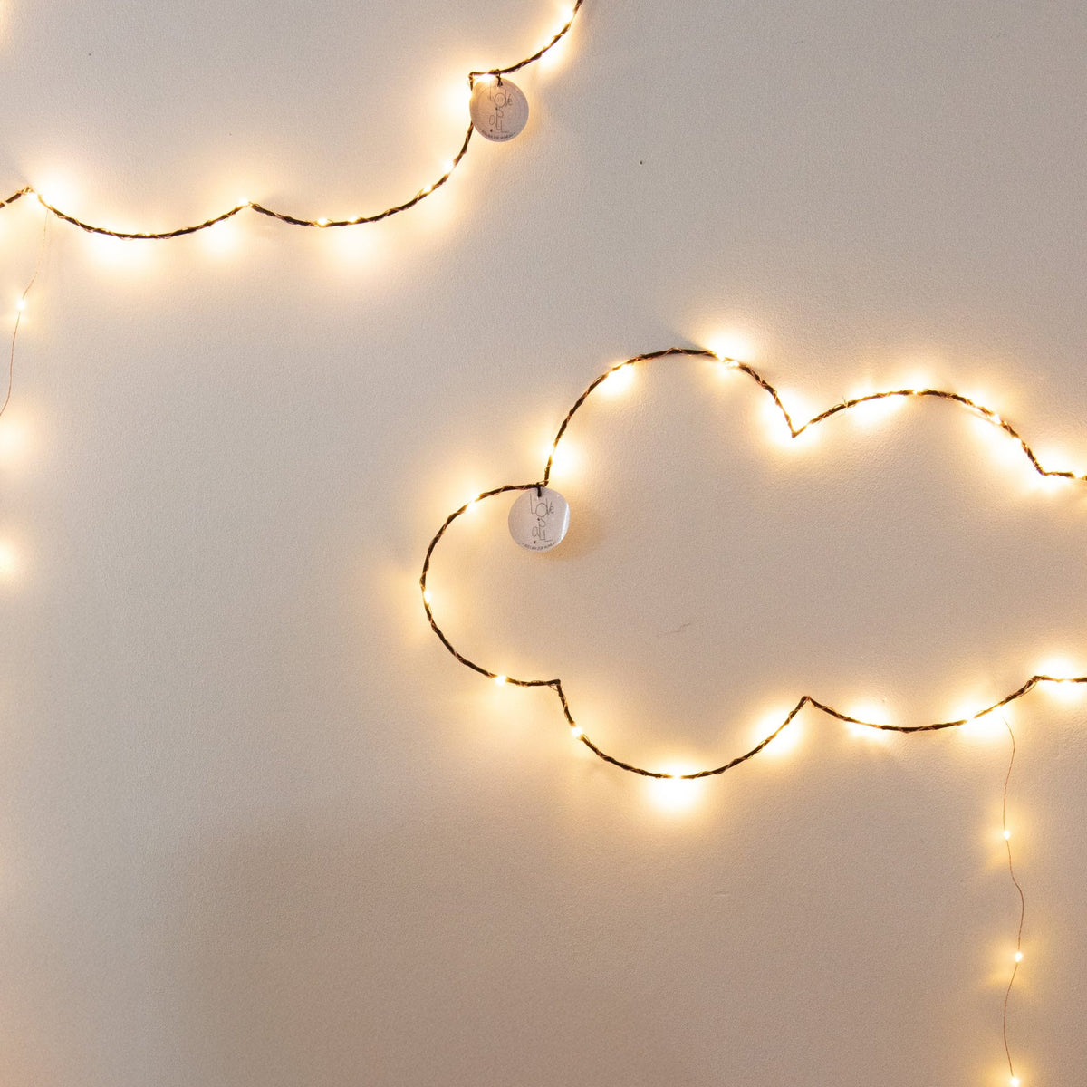 Handgemaakte zwarte wandlamp in de vorm van een wolk, met koperkleurige LED-verlichting, Zoé Rumeau — sfeervol nachtlampje voor de kinderkamer.