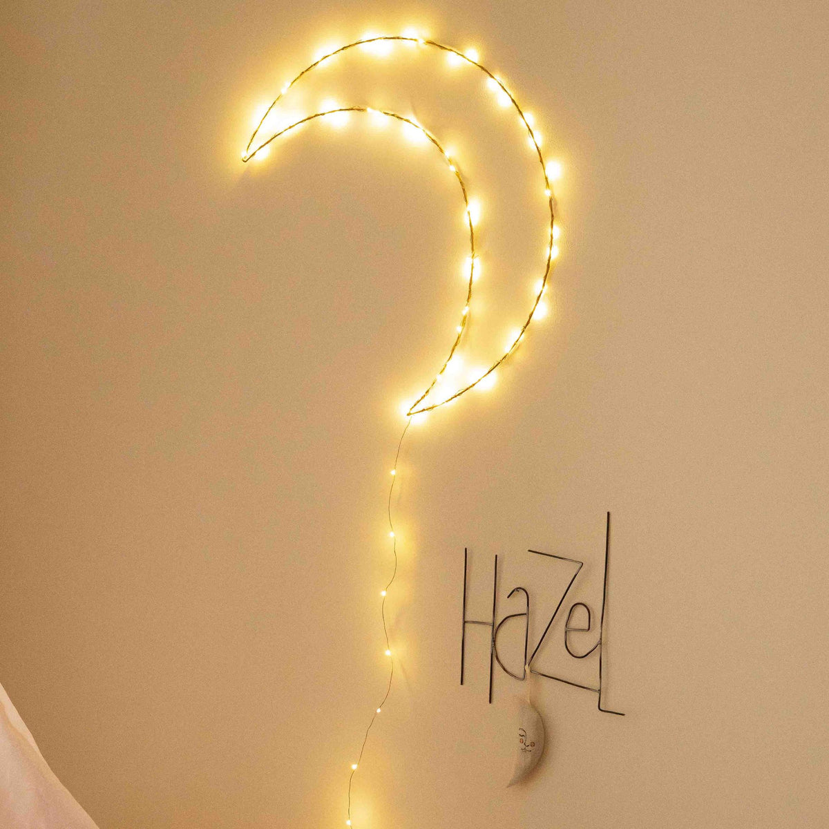 Handgemaakte gouden wandlamp in de vorm van een maan, met koperkleurige LED-verlichting, Zoé Rumeau — sfeervol nachtlampje voor de kinderkamer.