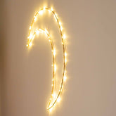Handgemaakte gouden wandlamp in de vorm van een maan, met koperkleurige LED-verlichting, Zoé Rumeau — sfeervol nachtlampje voor de kinderkamer.