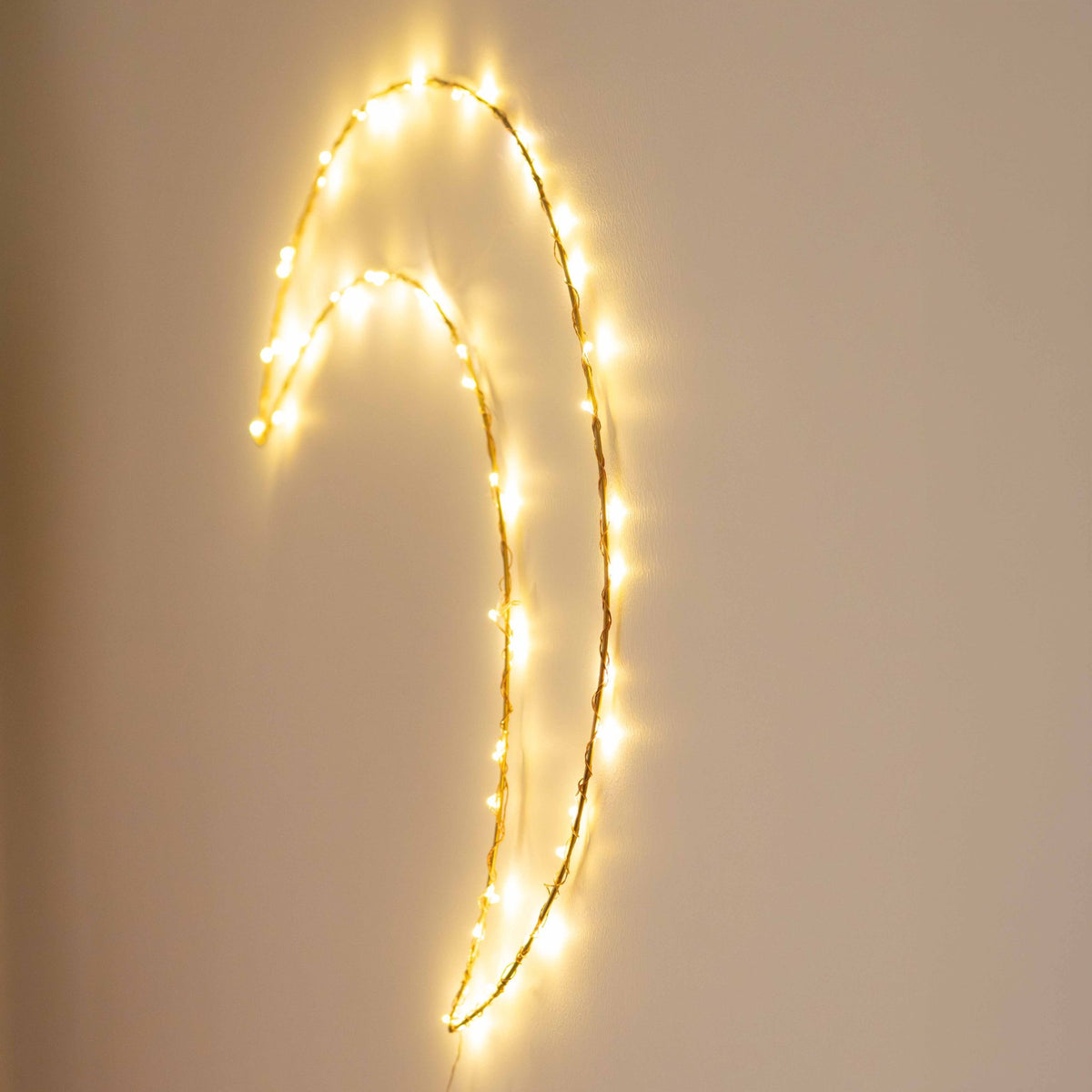 Handgemaakte gouden wandlamp in de vorm van een maan, met koperkleurige LED-verlichting, Zoé Rumeau — sfeervol nachtlampje voor de kinderkamer.