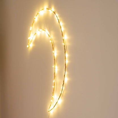 Handgemaakte gouden wandlamp in de vorm van een maan, met koperkleurige LED-verlichting, Zoé Rumeau — sfeervol nachtlampje voor de kinderkamer.