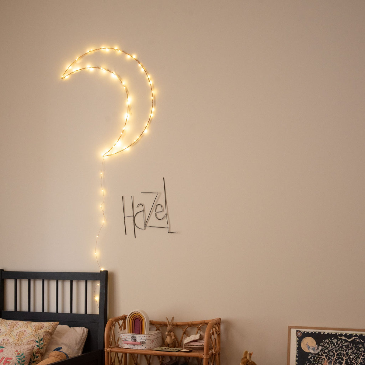 Handgemaakte gouden wandlamp in de vorm van een maan, met koperkleurige LED-verlichting, Zoé Rumeau — sfeervol nachtlampje voor de kinderkamer.