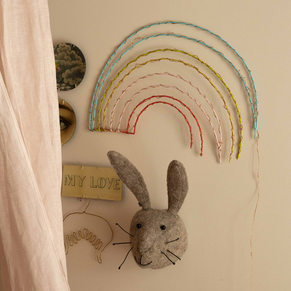 Handgemaakte wandlamp in de vorm van een regenboog, met koperkleurige LED-verlichting, Zoé Rumeau — sfeervol nachtlampje voor de kinderkamer.