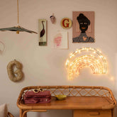 Handgemaakte wandlamp in de vorm van een regenboog, met koperkleurige LED-verlichting, Zoé Rumeau — sfeervol nachtlampje voor de kinderkamer.