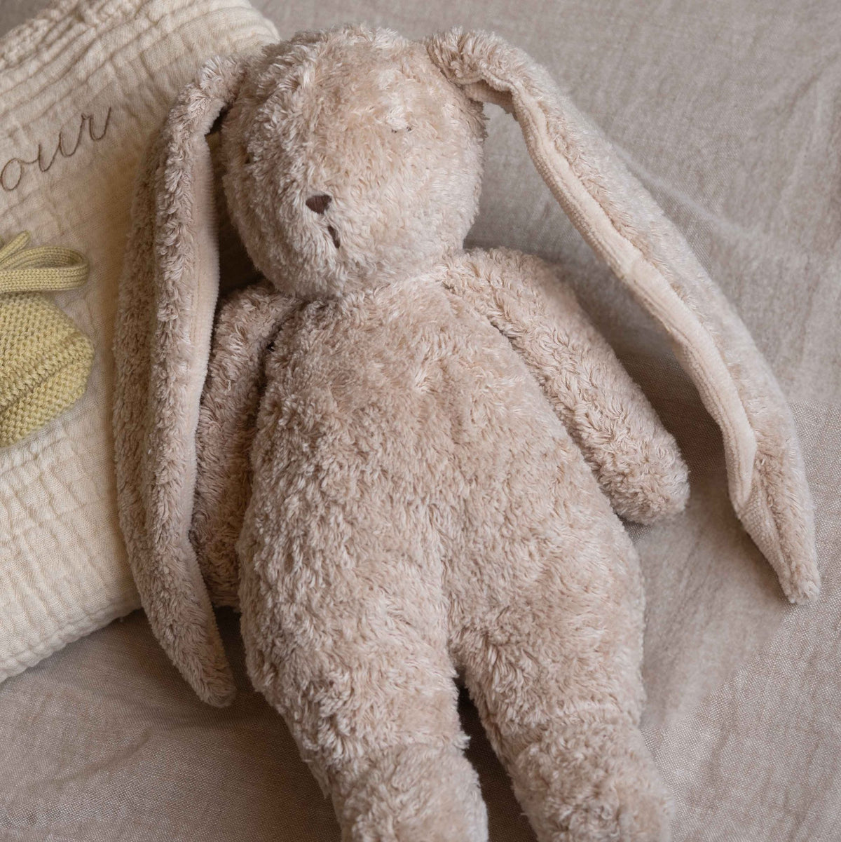 Moonie The Humming Bunny Sand – mobile lifestyle photo