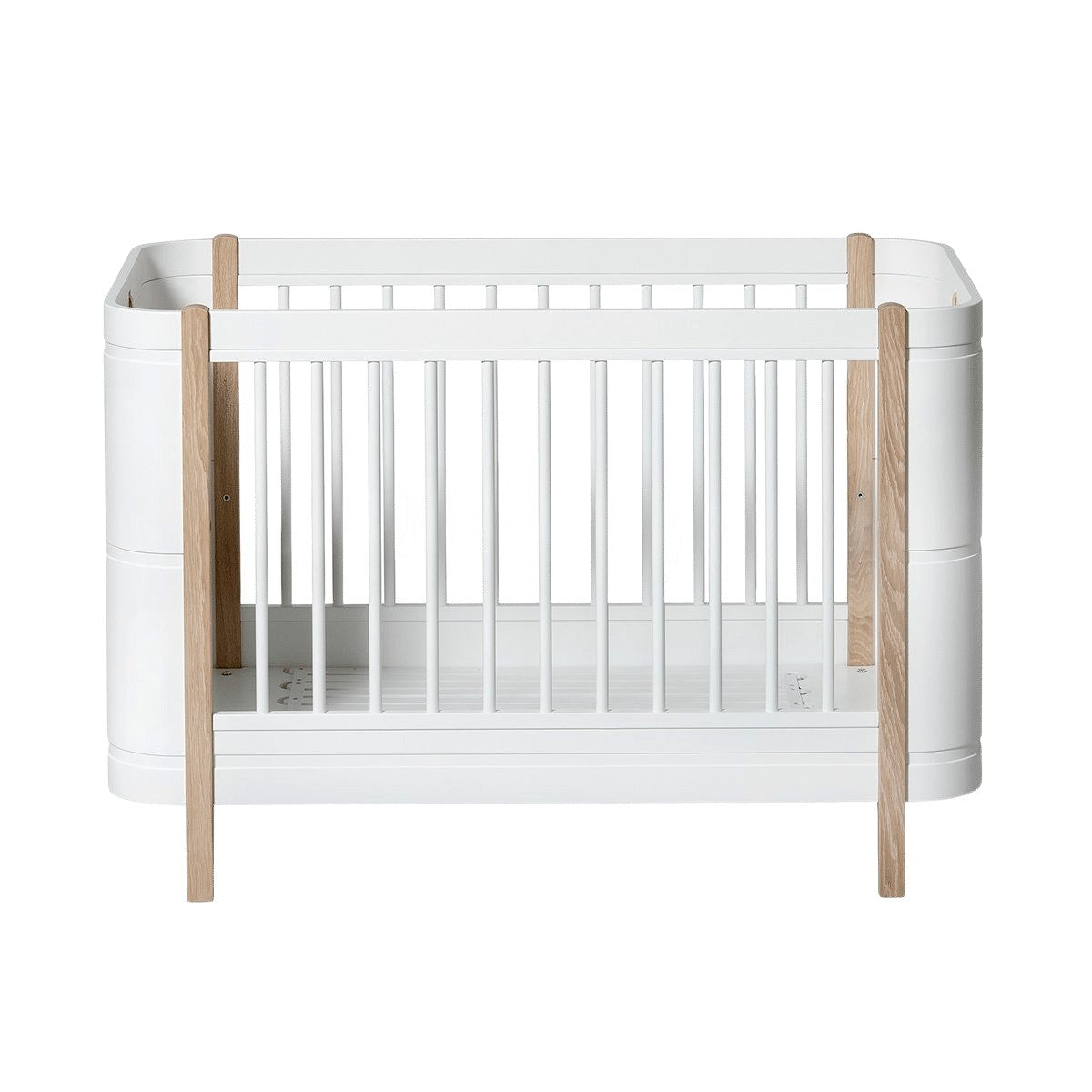 Oliver Furniture Wood Mini+ Cot Bed, white/oak – detail of the white-oiled oak legs