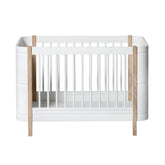Oliver Furniture Wood Mini+ Cot Bed, white/oak – detail of the white-oiled oak legs