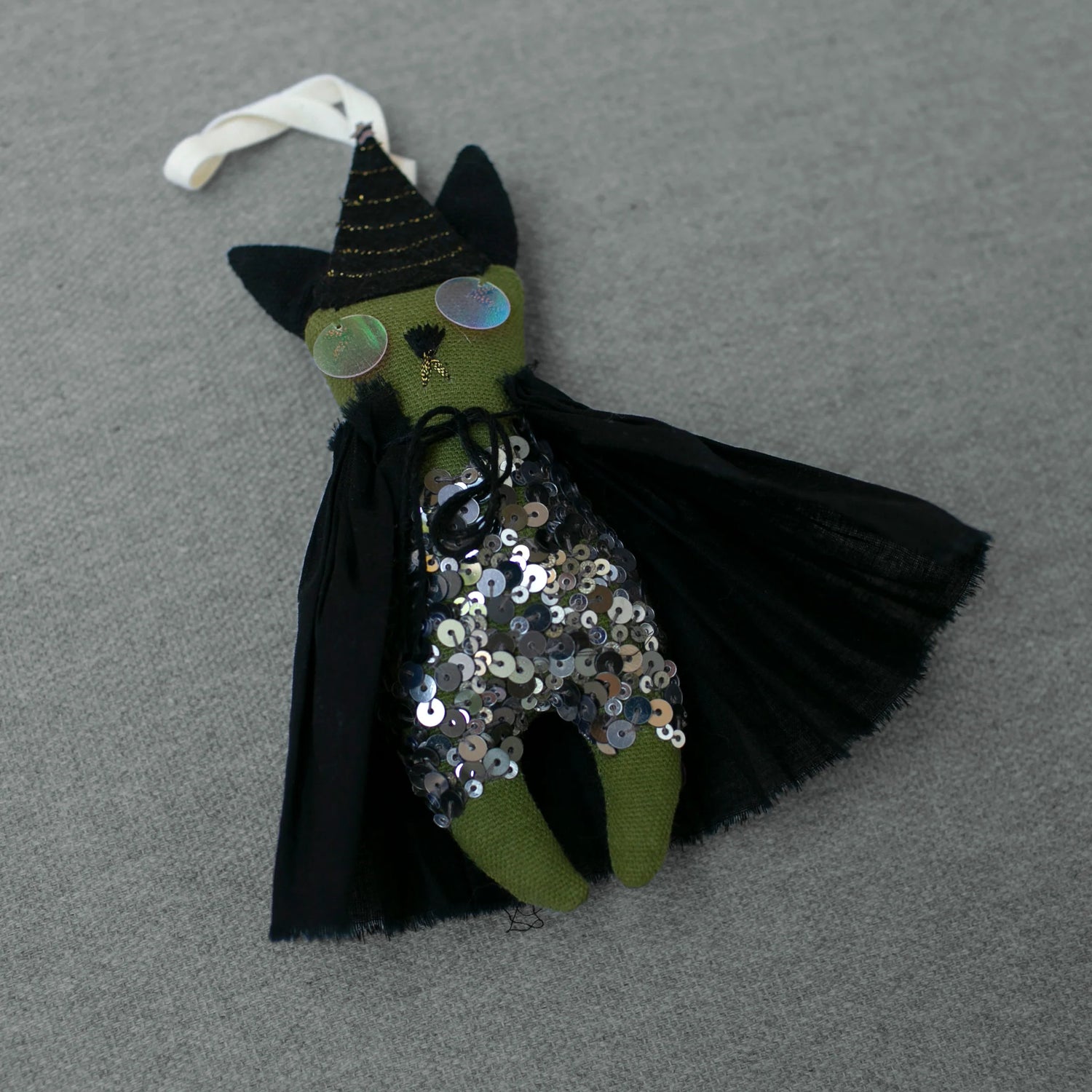 Elphaba Token, Ornament