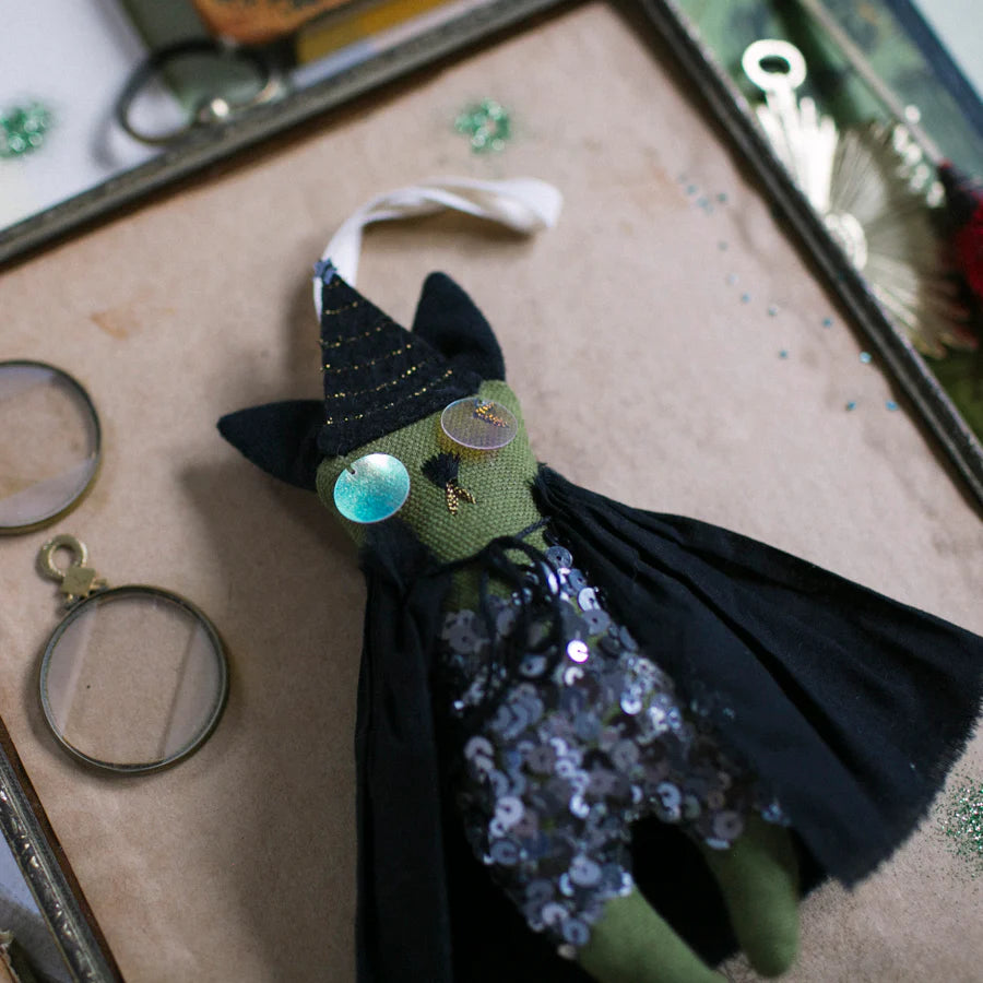 Elphaba Token, Ornament
