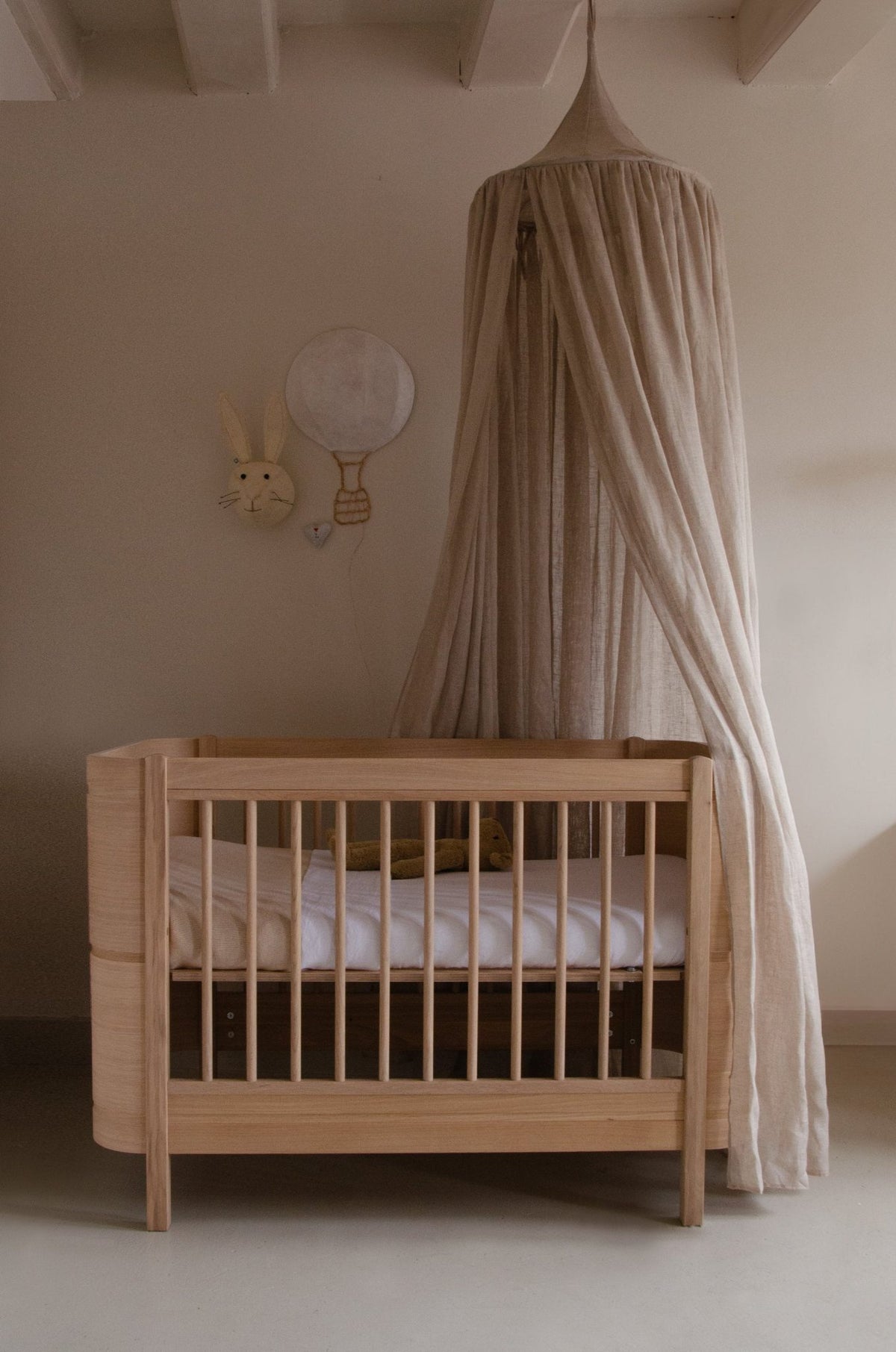 Oliver Furniture Wood Mini+ Cot Bed Excl. Junior Kit Oak – side view