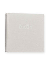 Write to me Fotoalbum Classic Baby met naturel linnen kaft en BABY in reliëf, op een witte achtergrond