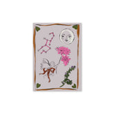 Hazel & George Maagd-poster met een engel die roze bloemen vasthoudt, een maangezicht en het sterrenbeeld Maagd, op een lila achtergrond
